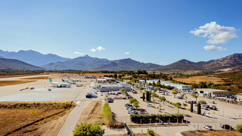 Vue aérienne de l'aéroport en temps estival