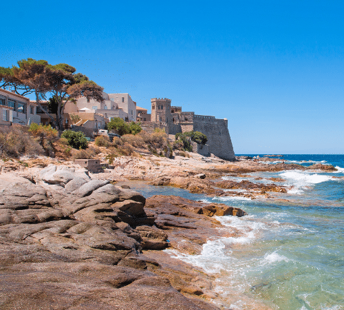 Les rochers en bord de mer de la plage d'Algajola