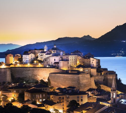 Ville de Calvi etr sa Citadelle au coucher de soleil