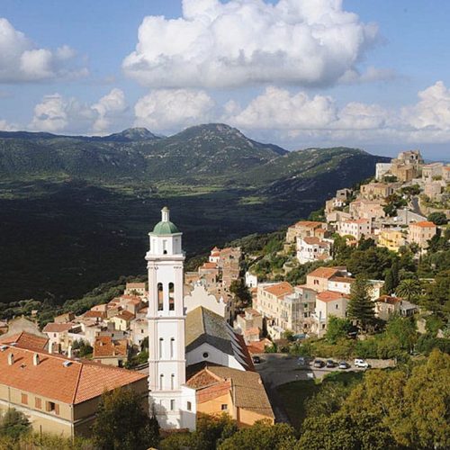 Vue aérienne du village de Corbara