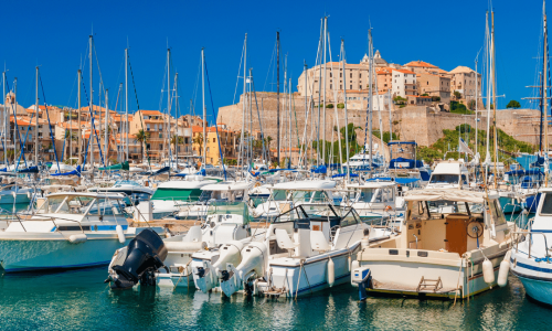 Port de Calvi avec en fond la Citadelle