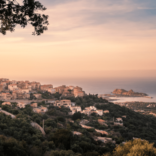 Vue érienne du village de Monticello avec la mer en arrière plan