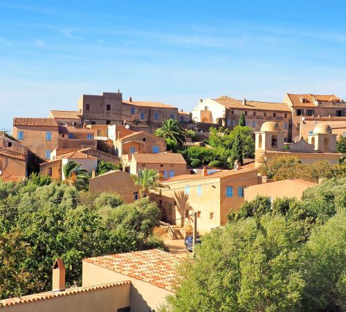 Vue aérienne du village de Pigna