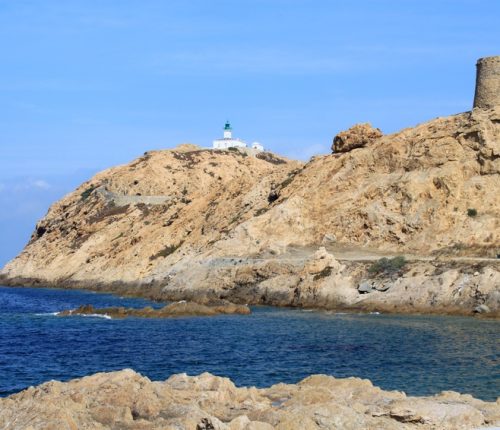 L'lle Rousse avec son phare et sa tour génoise