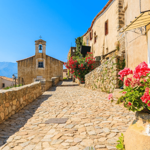 Interieur du village de San Antonino avec sa rue pavée menant à l'église