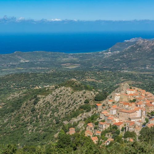 Vue de Speloncato avec en arrière plan la mer